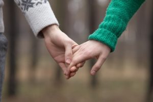 告白の保留中にデートに誘うのは有り？メリットとデメリットは？